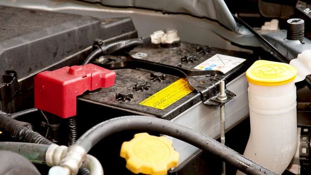 Kraftpaket im Motorraum: Autofahrer sollten das Gehäuse und die Pole der Batterie immer sauber halten.