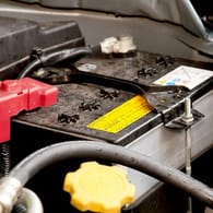 Kraftpaket im Motorraum: Autofahrer sollten das Gehäuse und die Pole der Batterie immer sauber halten.