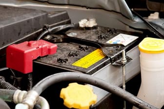 Kraftpaket im Motorraum: Autofahrer sollten das Gehäuse und die Pole der Batterie immer sauber halten.