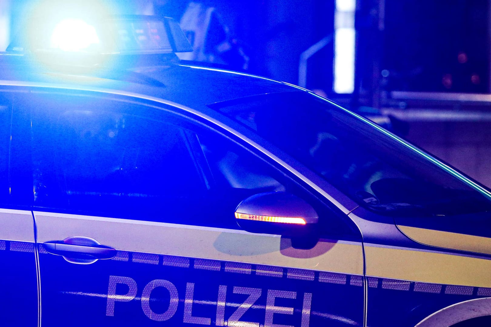 Ein Polizeiwagen im Einsatz (Symbolbild). Beamte stoppten in Nordrhein-Westfalen einen Mann, der betrunken einen Traktor gestohlen hatte.