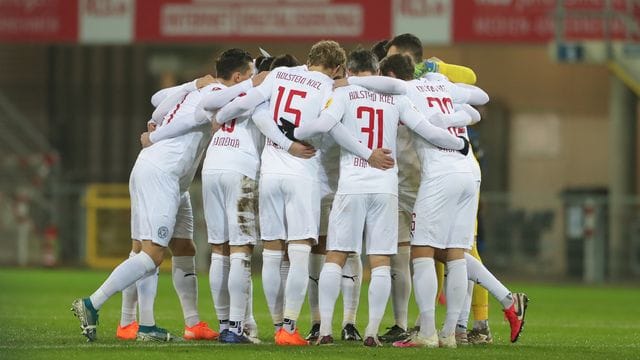 Holstein Kiel hat gute Aussichten das Viertelfinale im DFB-Pokal zu erreichen: Die Spieler stimmen sich ein. Holstein Kiel hat gute Aussichten das Viertelfinale im DFB-Pokal zu erreichen: Die Spieler stimmen sich ein.