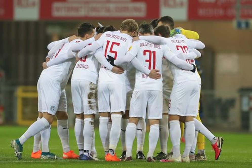 Holstein Kiel hat gute Aussichten das Viertelfinale im DFB-Pokal zu erreichen: Die Spieler stimmen sich ein.