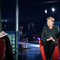 Bundeskanzlerin Angela Merkel spricht in der ARD-Sendung "Farbe bekennen" mit den ARD-Journalisten Tina Hassel (l) und Rainald Becker über die Corona-Situation.