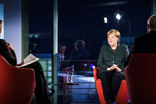 Bundeskanzlerin Angela Merkel spricht in der ARD-Sendung "Farbe bekennen" mit den ARD-Journalisten Tina Hassel (l) und Rainald Becker über die Corona-Situation.