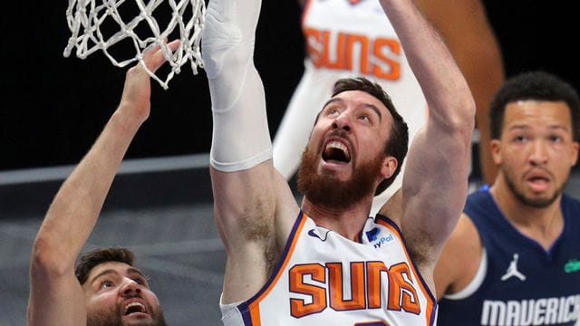 Maxi Kleber (l) von den Dallas Mavericks versucht, Frank Kaminsky (M) von den Phoenix Suns zu blocken. Maxi Kleber (l) von den Dallas Mavericks versucht, Frank Kaminsky (M) von den Phoenix Suns zu blocken.
