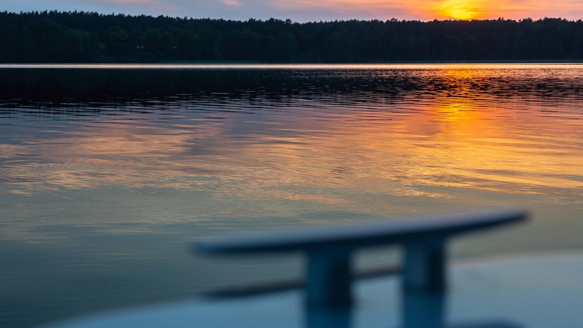 Der Werbellinsee im Sonnenuntergang (Symbolbild): Zwei Tauchlehrer sind dort ertrunken.