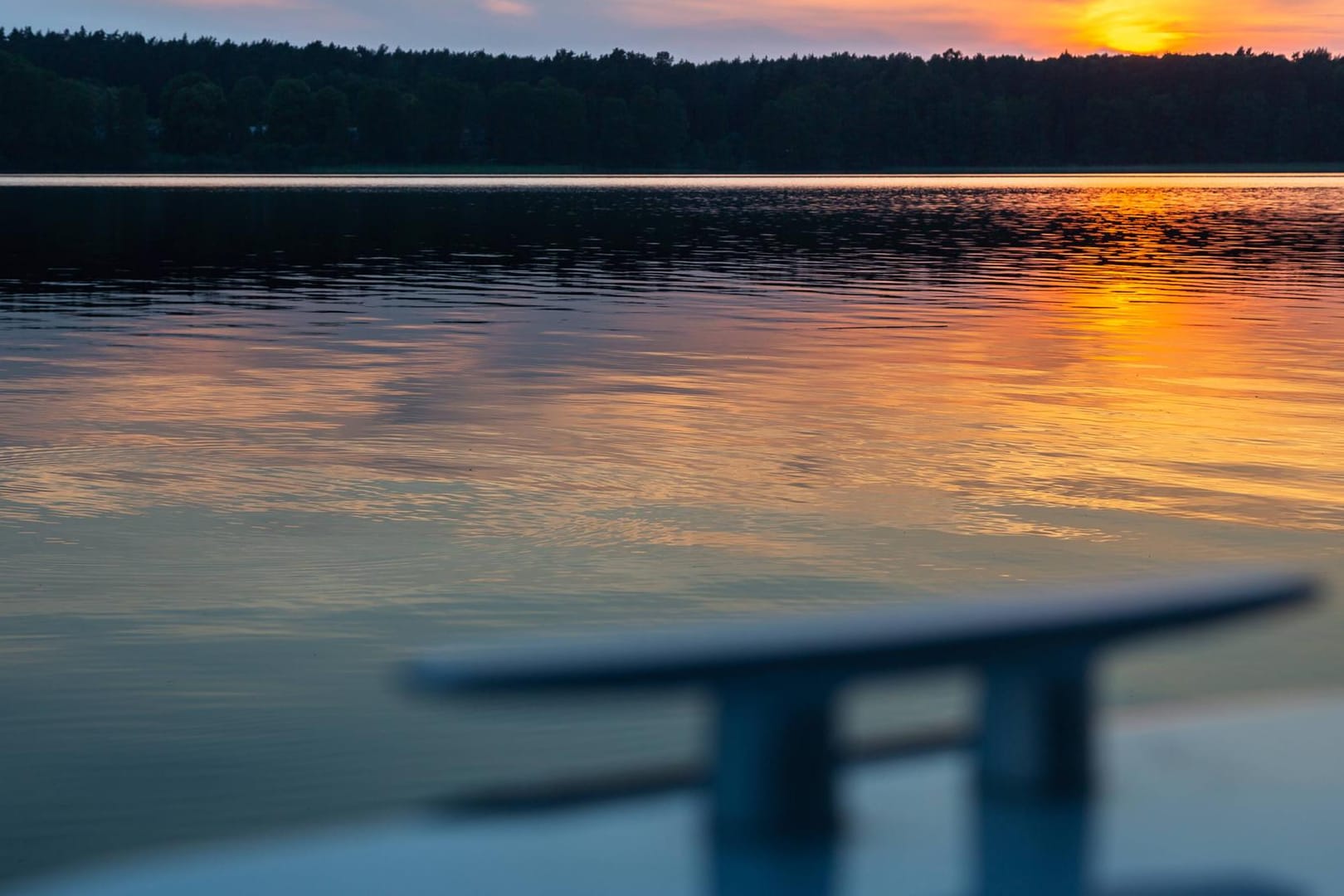 Der Werbellinsee im Sonnenuntergang (Symbolbild): Zwei Tauchlehrer sind dort ertrunken.