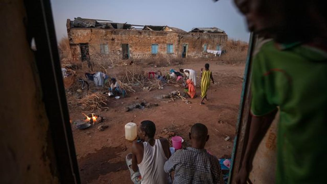 Flüchtlinge, die vor dem Konflikt in der äthiopischen Region Tigray geflohen sind, im provisorischen Unterkünften im Flüchtlingslager Umm Rakouba im Ostsudan.