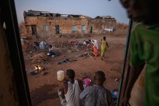 Flüchtlinge, die vor dem Konflikt in der äthiopischen Region Tigray geflohen sind, im provisorischen Unterkünften im Flüchtlingslager Umm Rakouba im Ostsudan.
