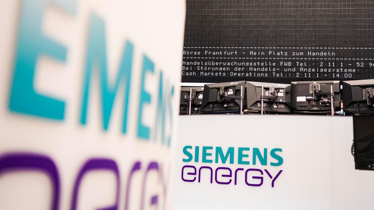 Das Logo von Siemens Energy an der Frankfurter Börse (Archivbild): Das Unternehmen muss sparen.