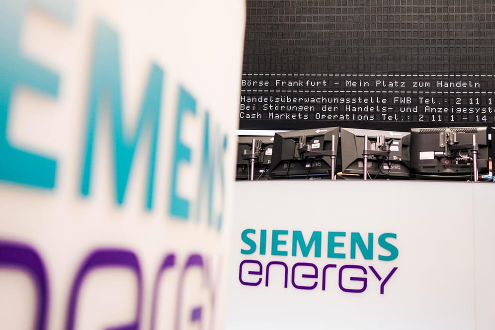 Das Logo von Siemens Energy an der Frankfurter Börse (Archivbild): Das Unternehmen muss sparen.