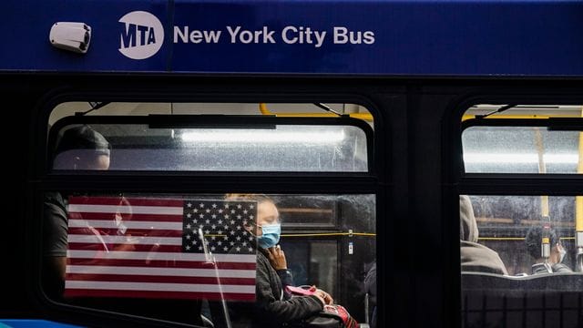In den USA muss an Bord von Flugzeugen, Schiffen, Fähren, Zügen, U-Bahnen, Bussen, Taxis und ähnlichen Verkehrsmitteln nun ein Mund-Nasen-Schutz getragen werden. In den USA muss an Bord von Flugzeugen, Schiffen, Fähren, Zügen, U-Bahnen, Bussen, Taxis und ähnlichen Verkehrsmitteln nun ein Mund-Nasen-Schutz getragen werden.