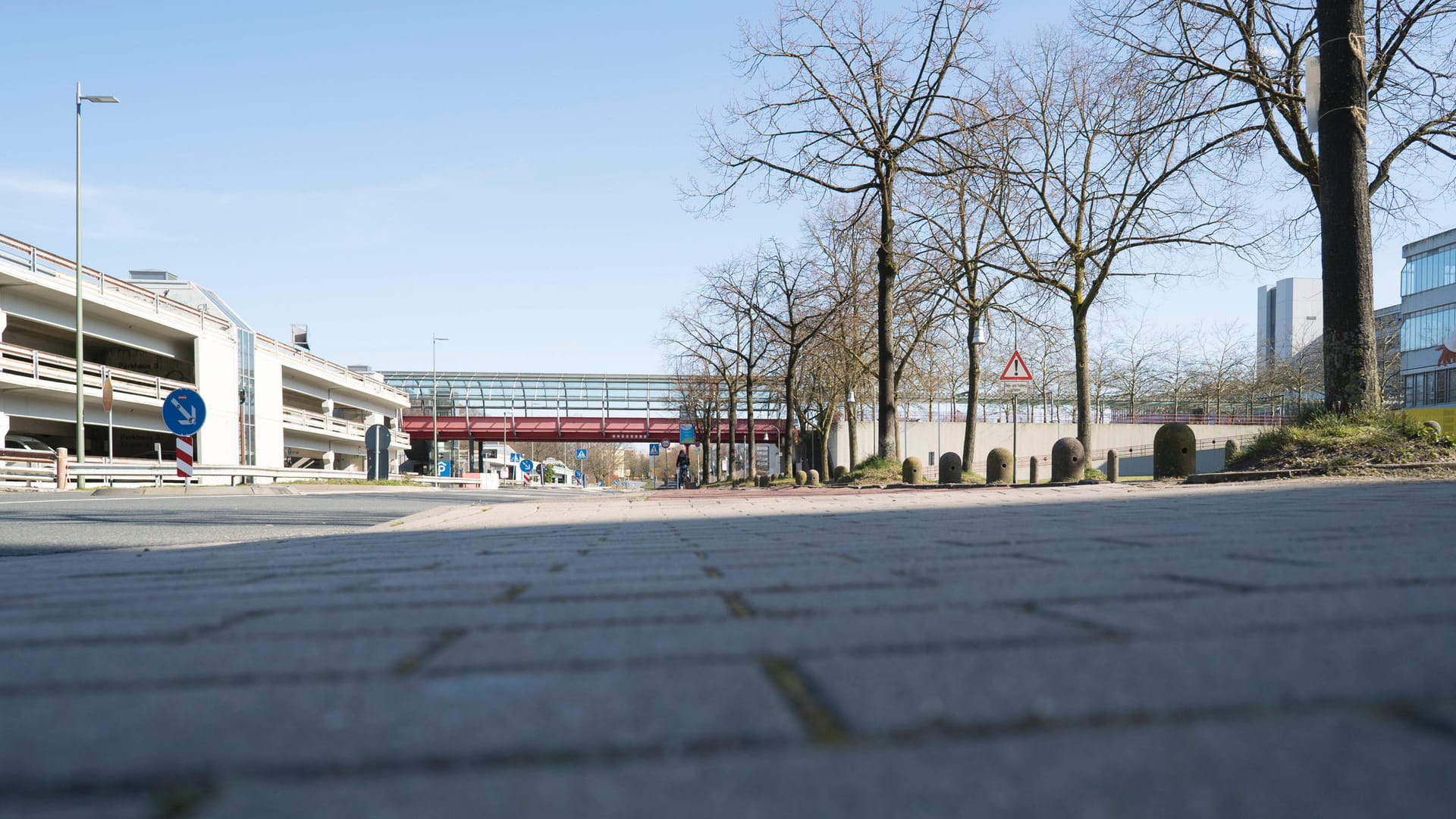 Der Hochschulcampus samt Parkhaus (Archivbild): Die Polizei sucht nach mehreren Jugendlichen, die sich in der Nähe der Parkhäuser aufgehalten haben. Der Hochschulcampus samt Parkhaus (Archivbild): Die Polizei sucht nach mehreren Jugendlichen, die sich in der Nähe der Parkhäuser aufgehalten haben.
