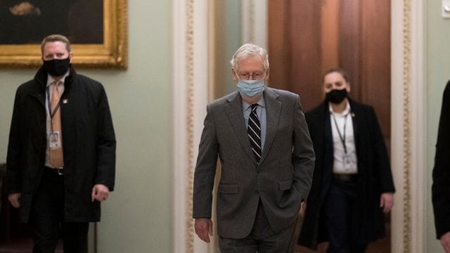 Mitch McConnell, Minderheitsführer der Republikaner im US-Senat, trägt einen Mund-Nasen-Schutz, als er am Capitol Hill ankommt. Mitch McConnell, Minderheitsführer der Republikaner im US-Senat, trägt einen Mund-Nasen-Schutz, als er am Capitol Hill ankommt.