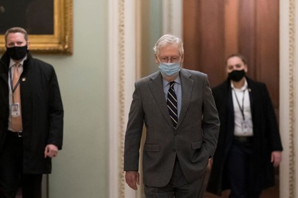 Mitch McConnell, Minderheitsführer der Republikaner im US-Senat, trägt einen Mund-Nasen-Schutz, als er am Capitol Hill ankommt.