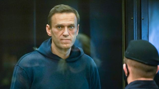 Alexej Nawalny steht in einem gläsernen Käfig im Gerichtssaal in Moskau. Alexej Nawalny steht in einem gläsernen Käfig im Gerichtssaal in Moskau.