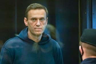 Alexej Nawalny steht in einem gläsernen Käfig im Gerichtssaal in Moskau.