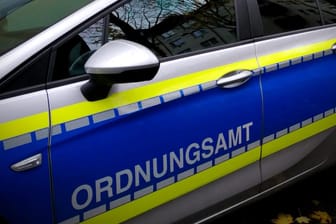 Ein Fahrzeug des Hagener Ordnungsamtes (Archivbild): In Hagen haben zwei Mitarbeiter der Behörde an einer Corona-Demo teilgenommen.