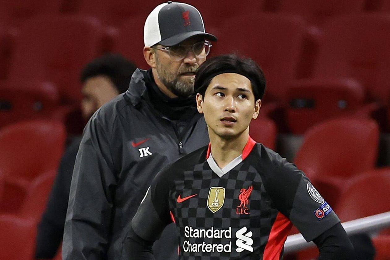 Jürgen Klopp (l.) mit Takumi Minamino: Vorerst wird der Japaner für den FC Southampton auflaufen.