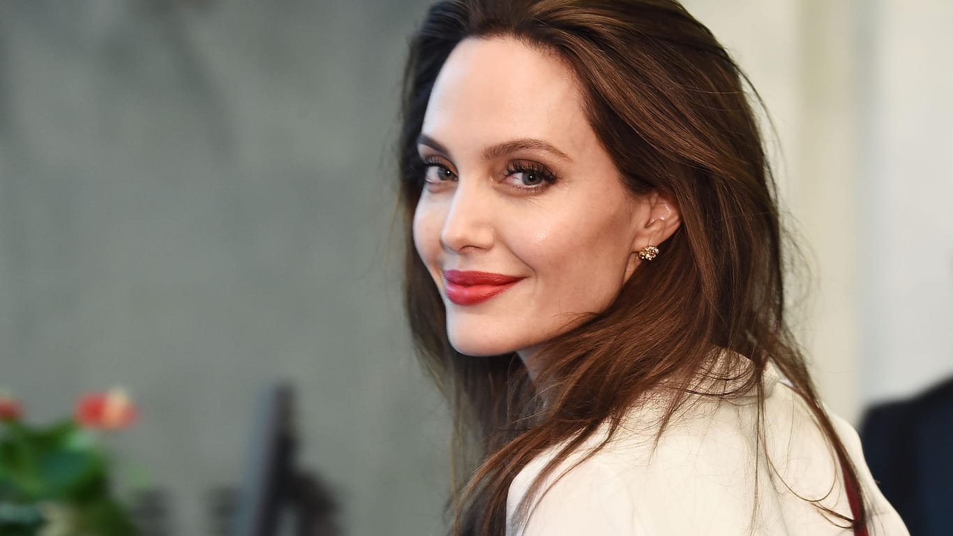 Angelina Jolie: 2002 adoptierte die Schauspielerin ihr erstes Kind.