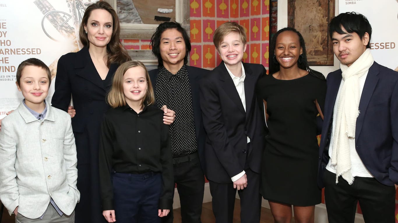 Angelina Jolie mit ihren Kindern: Know, Vivienne, Pax, Shiloh, Zahara und Maddox.