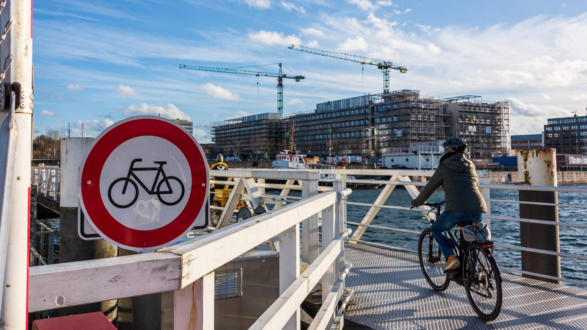 Fußgängerbehelfsbrücke in Kiel: Radfahrer müssen hier eigentlich absteigen, nicht immer wird das respektiert.