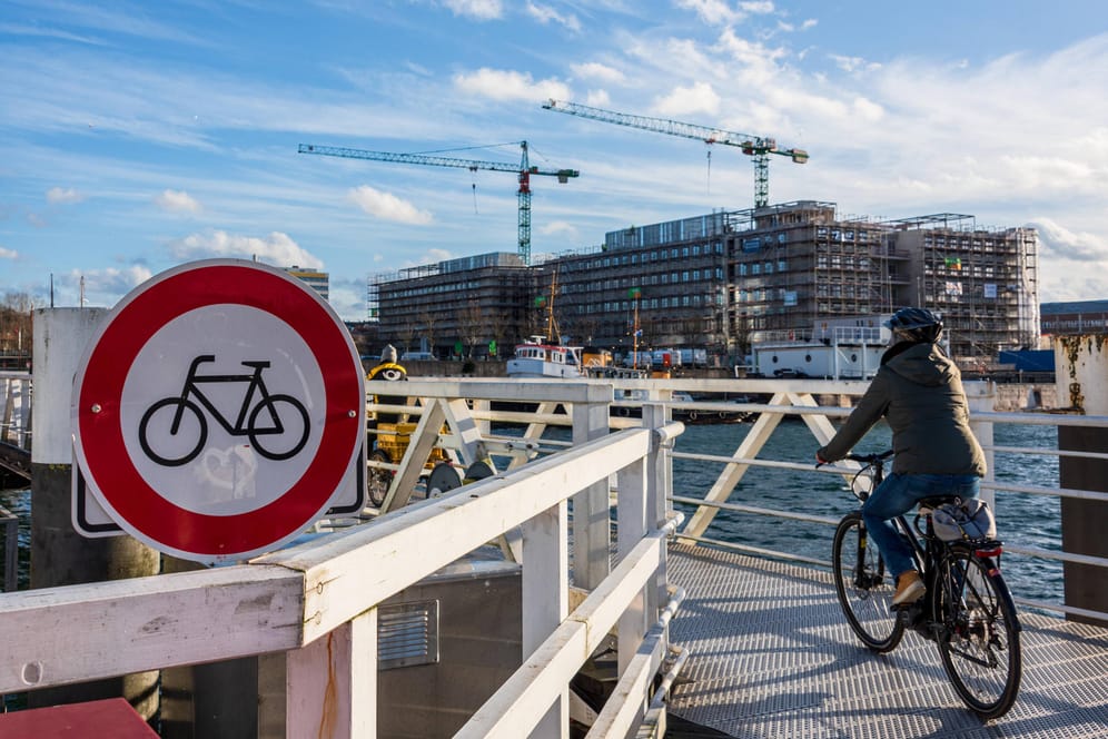 Fußgängerbehelfsbrücke in Kiel: Radfahrer müssen hier eigentlich absteigen, nicht immer wird das respektiert.
