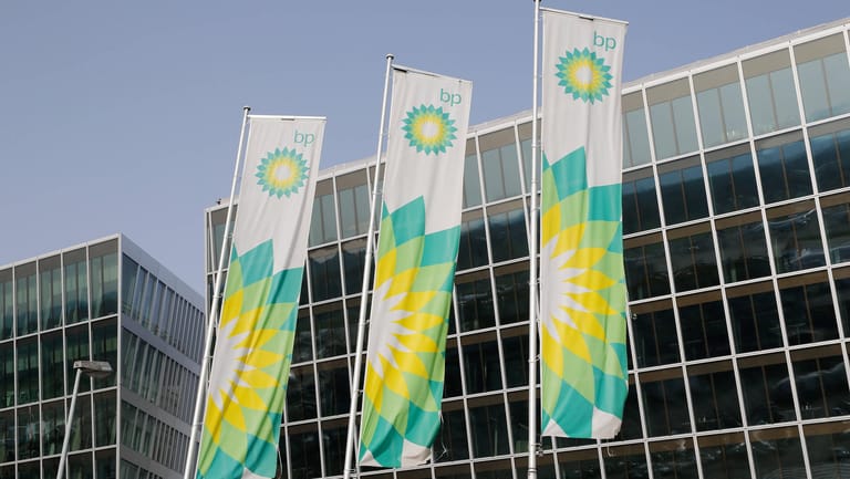BP-Fahnen an einer Tankstelle in Zürich (Symbolbild): Der Energiekonzern musste einen Milliardenverlust einstecken.
