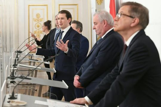 Bundeskanzler Sebastian Kurz spricht bei einer Pressekonferenz nach einem Treffen der Bundesregierung mit den Landeshauptleuten zum Thema Lockdown.