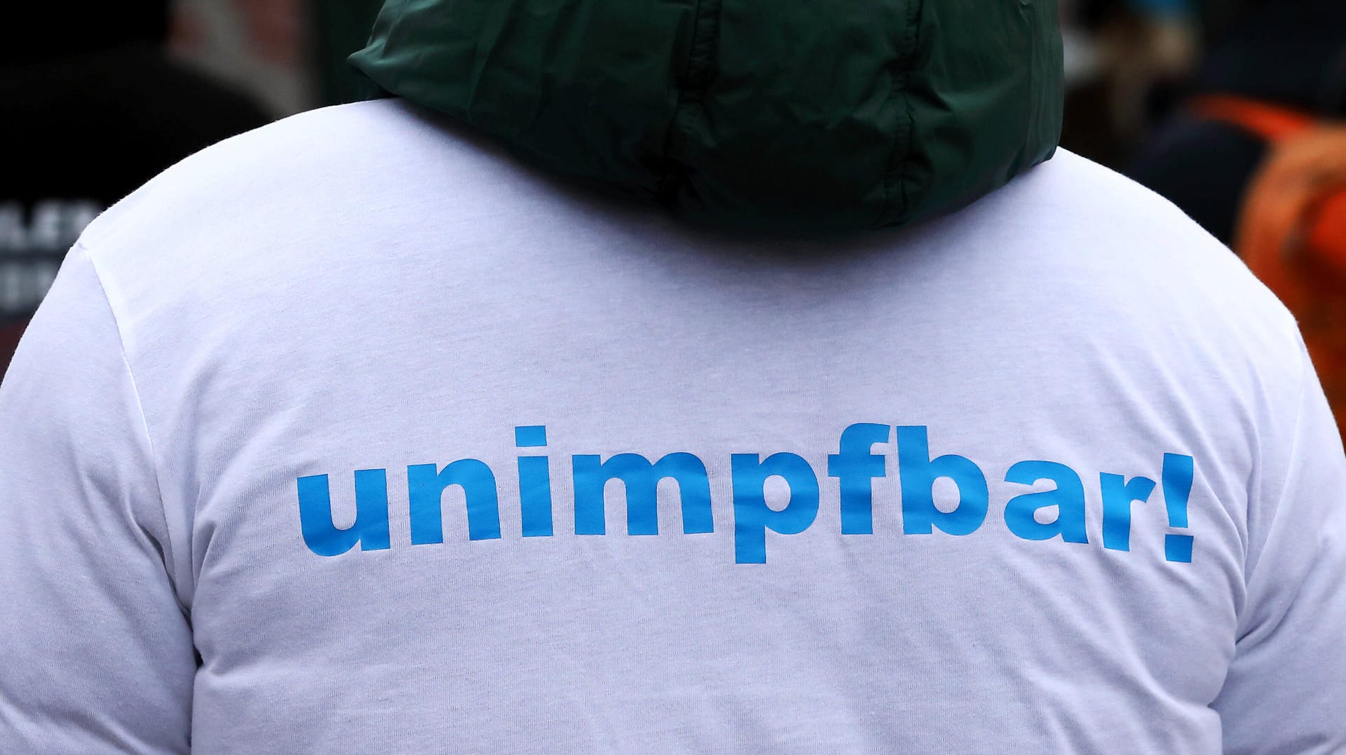 Ein Corona-Demo-Teilnehmer trägt ein T-Shirt mit der Aufschrift "unimpfbar" (Symbolbild): In Hagen ist die Leiterin der Bußgeldstelle bei einer Corona-Demo mitgelaufen.