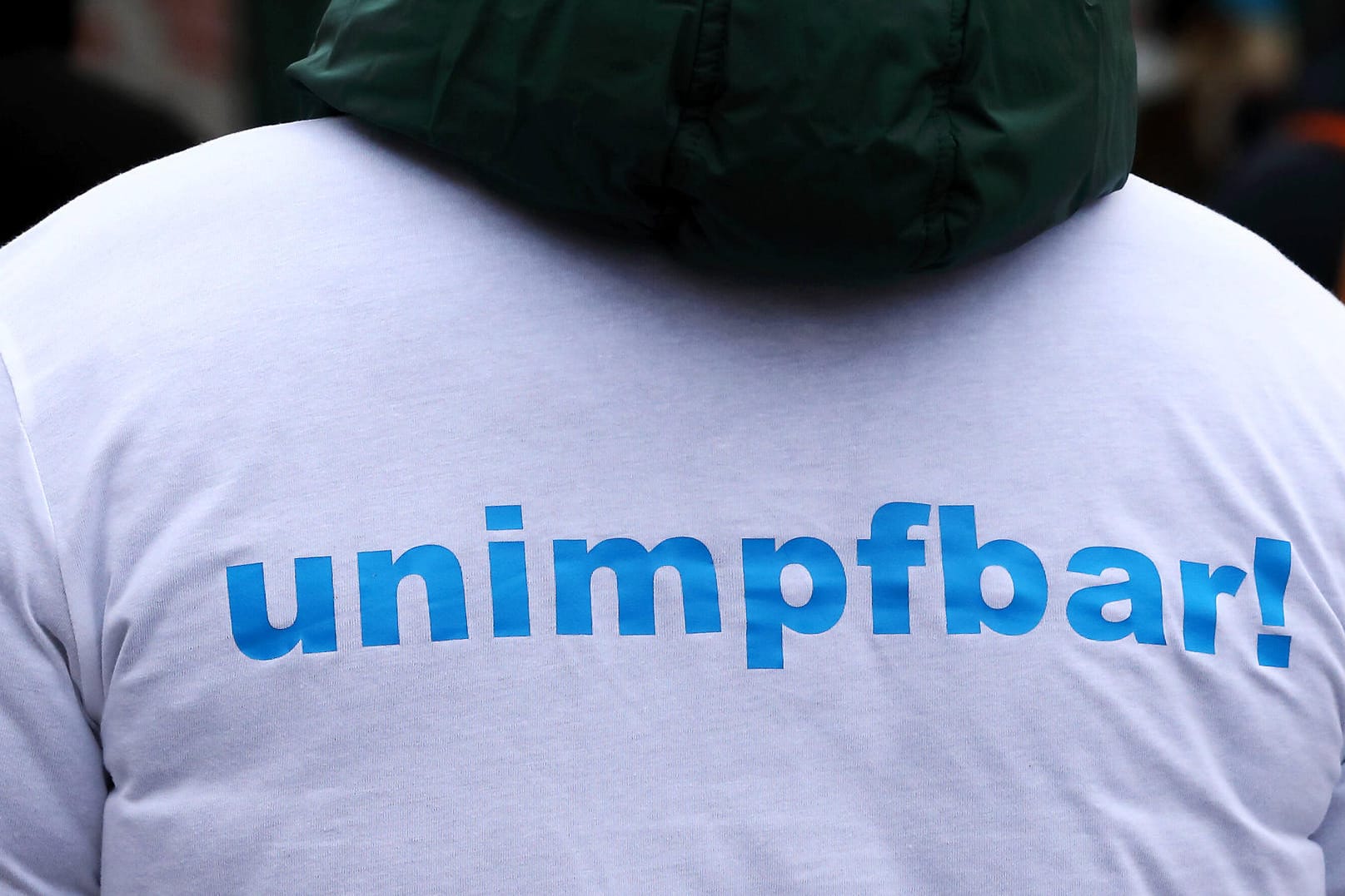 Ein Corona-Demo-Teilnehmer trägt ein T-Shirt mit der Aufschrift "unimpfbar" (Symbolbild): In Hagen ist die Leiterin der Bußgeldstelle bei einer Corona-Demo mitgelaufen.