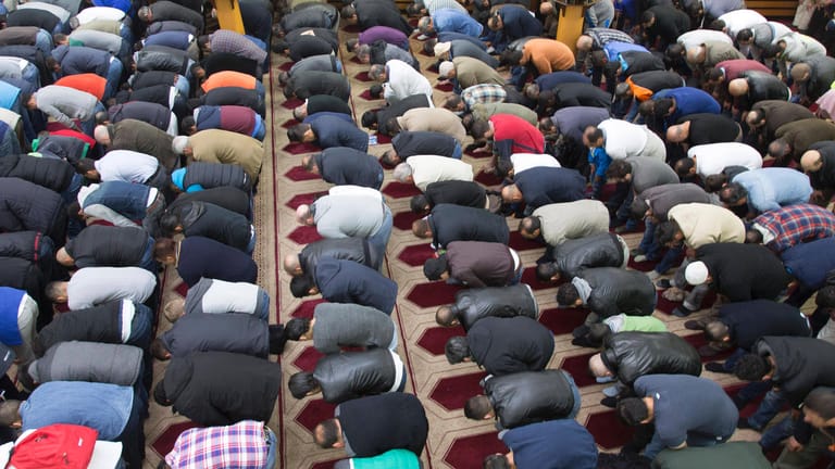 Freitagsgebet in einer Moschee: In Düren haben sich 500 Menschen versammelt, das verstößt derzeit gegen die Corona-Auflagen. (Archivbild)