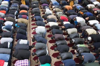 Freitagsgebet in einer Moschee: In Düren haben sich 500 Menschen versammelt, das verstößt derzeit gegen die Corona-Auflagen. (Archivbild)