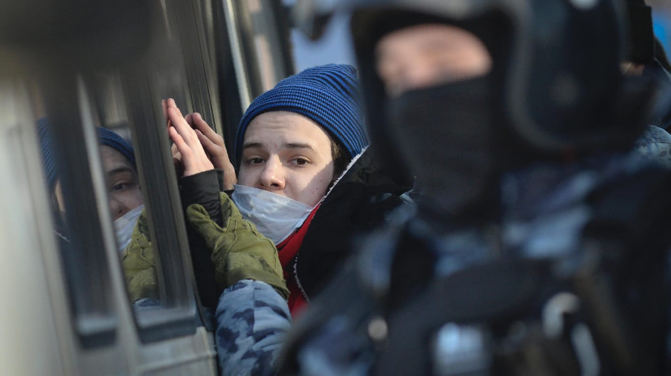 Junger Demonstrant an ein Polizeifahrzeug gepresst: Die Sondereinheit OMON nahm Dutzende Demonstranten vor dem Stadtgericht in Moskau fest.