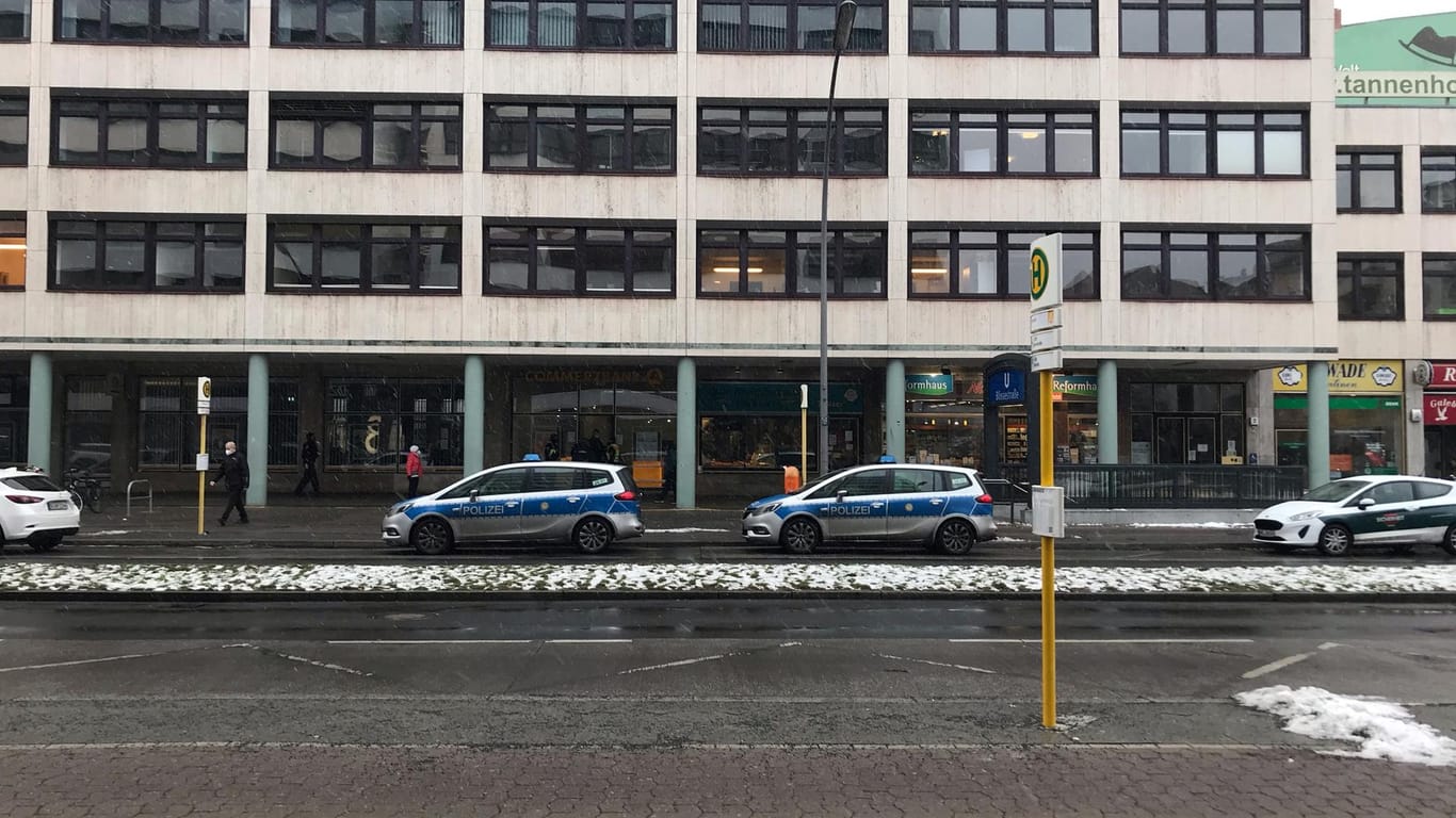 Polizeiautos stehen vor einem Gebäude in Wilmersdorf: Dort ist am Dienstag eine Bank überfallen worden, die Polizei sucht nach den Tätern.