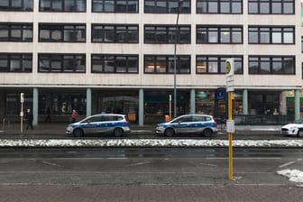 Polizeiautos stehen vor einem Gebäude in Wilmersdorf: Dort ist am Dienstag eine Bank überfallen worden, die Polizei sucht nach den Tätern.