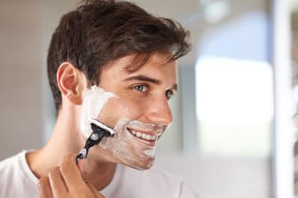 Rasur: Für die Nassrasur muss das Haar aufquellen, damit die Rasierklinge glatte und weiche Schnitte ausführen kann.