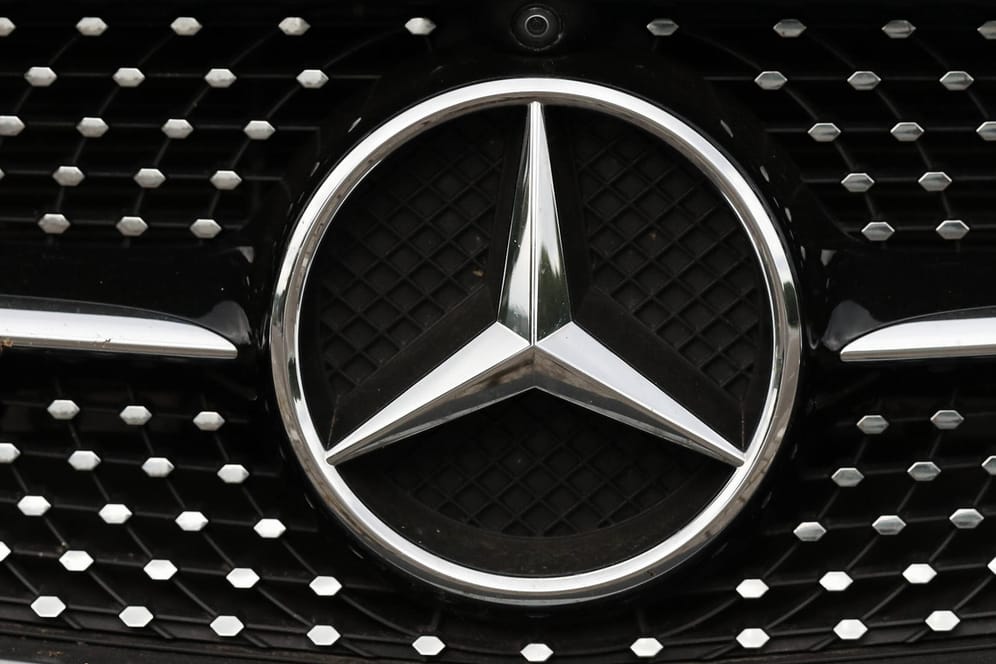 Das Mercedes-Logo ist auf einem Kühlergrill zu sehen (Symbolbild): Ohne das Wissen der Eltern hat ein 13-Jähriger in ihrem Wagen eine Spritztour durch Erfurt unternommen.