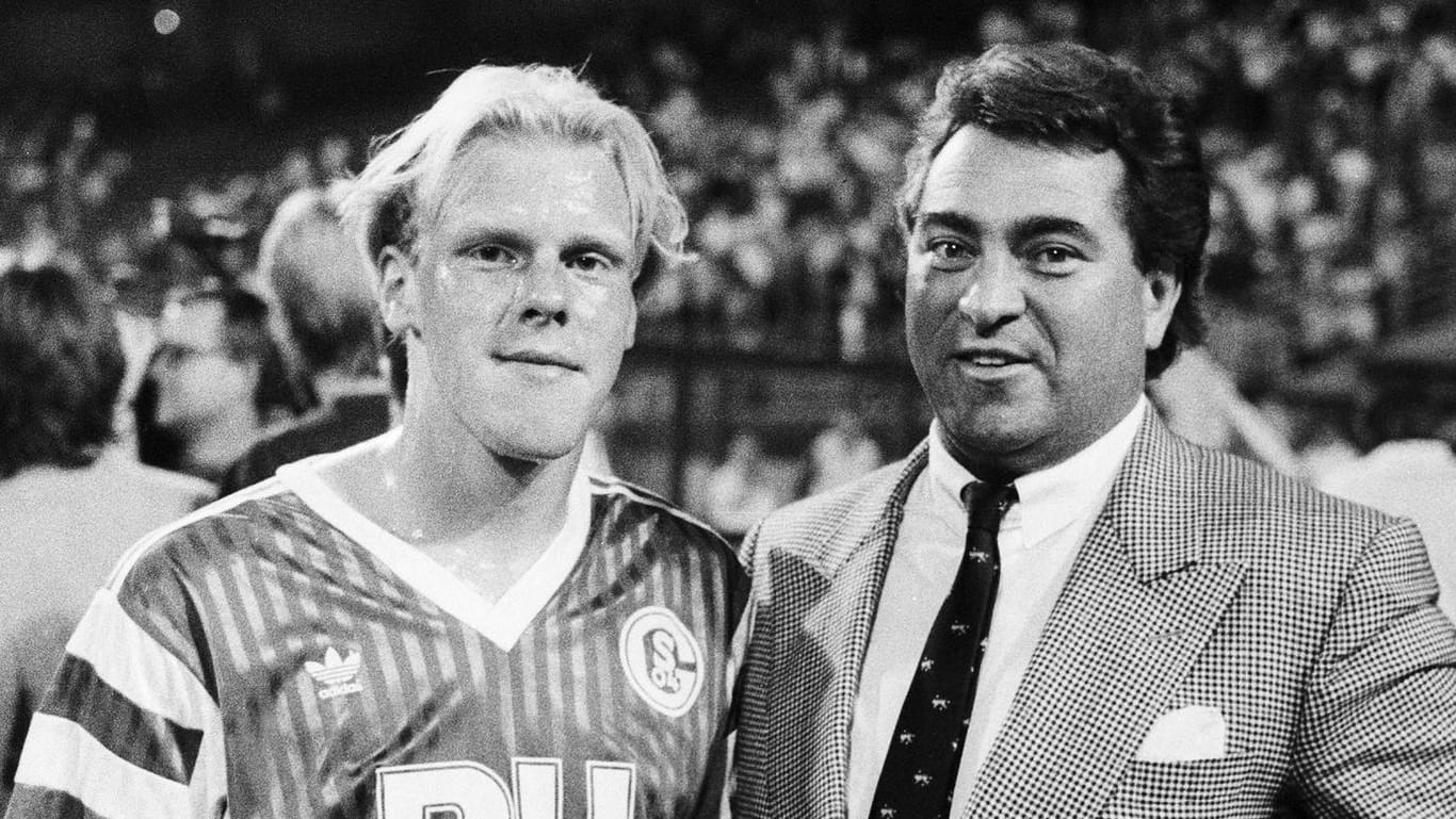 Yves Eigenrauch (li.) neben dem damaligen Schalke-Präsident Günther Eichberg im Jahr 1990.