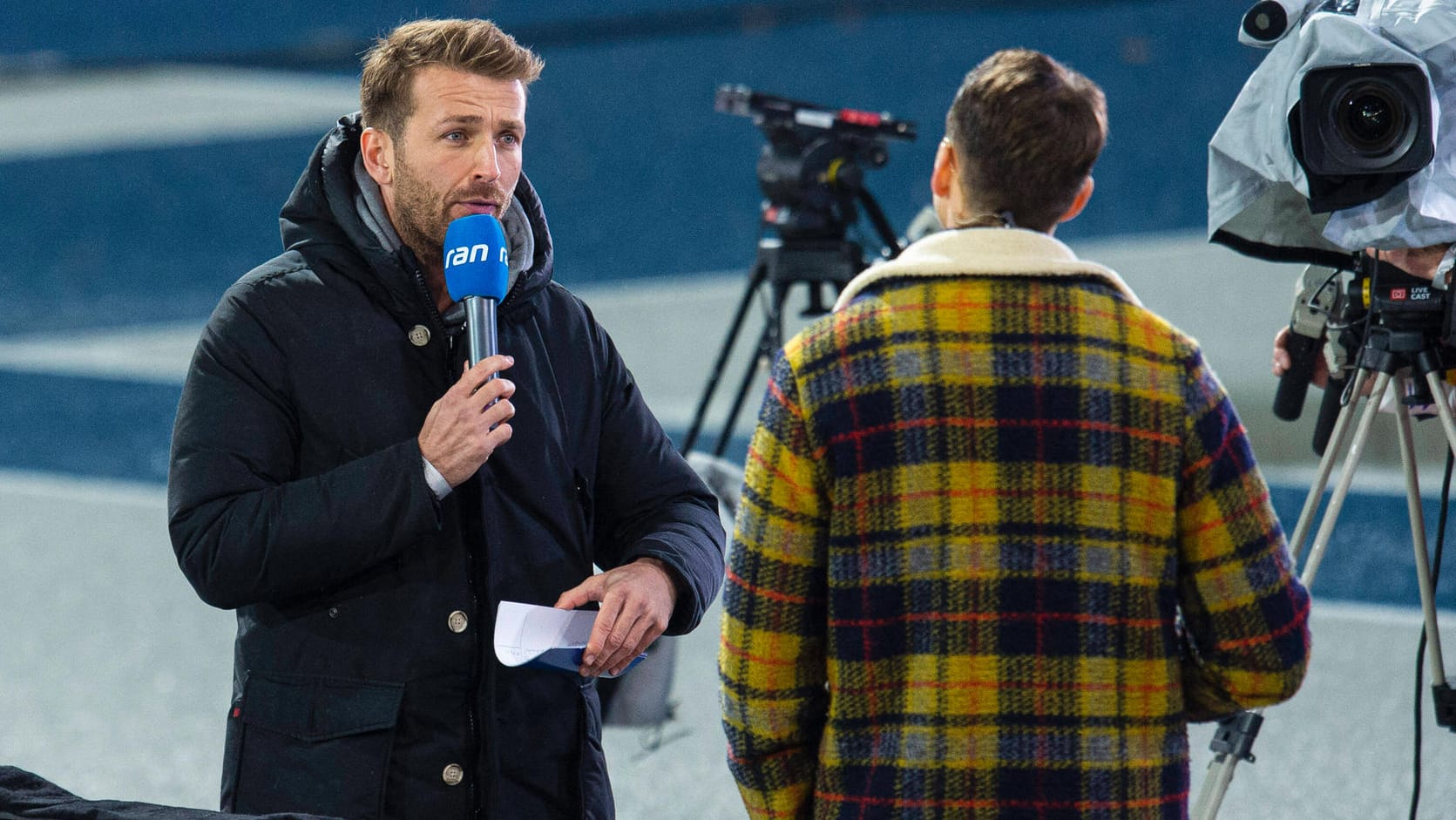 Moderator Christian Düren im Gespräch mit Experte René Adler: ProSieben/Sat1 zeigte bereits Spiele der EM-Qualifikation der U21.