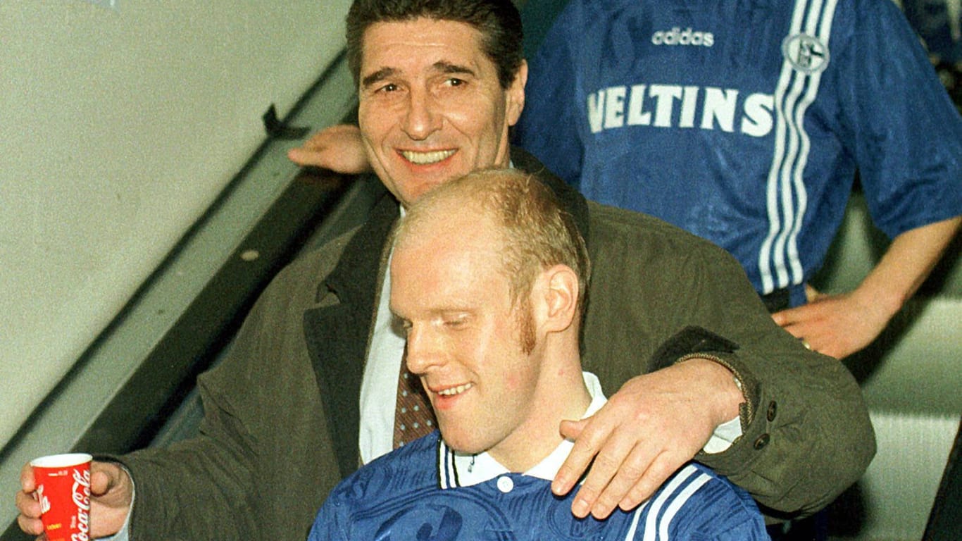 Yves Eigenrauch 1998 mit dem langjährigen Schalke-Manager Rudi Assauer in den Katakomben des Parkstadions.