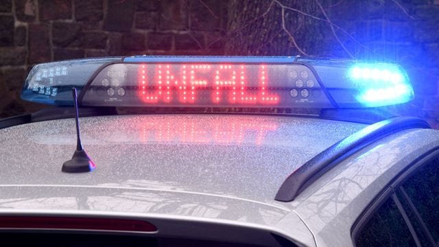 Ein Leuchtschild der Polizei weist auf einen Unfall hin
