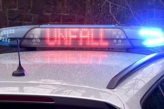 Ein Leuchtschild der Polizei weist auf einen Unfall hin