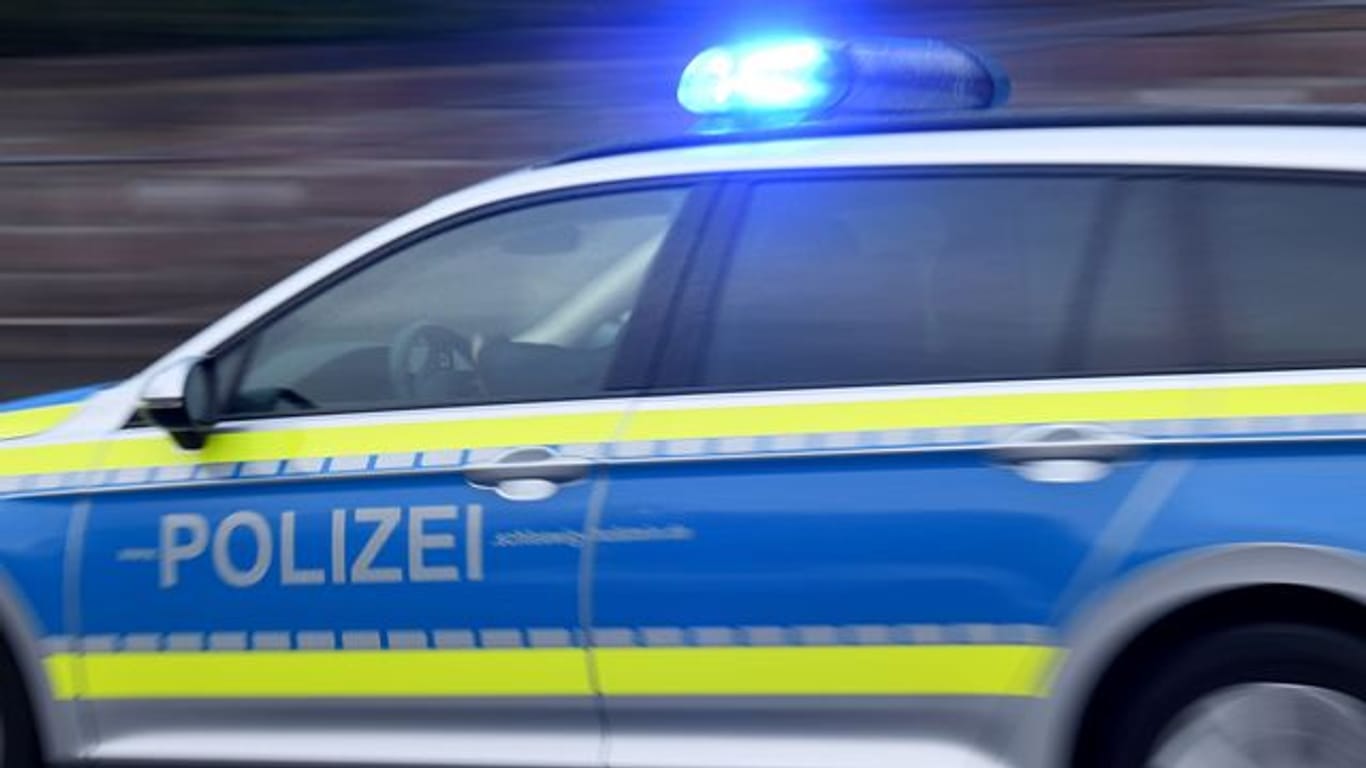 Ein Streifenwagen mit eingeschaltetem Blaulicht: In Leipzig ist auf einen Lastwagen geschossen worden.