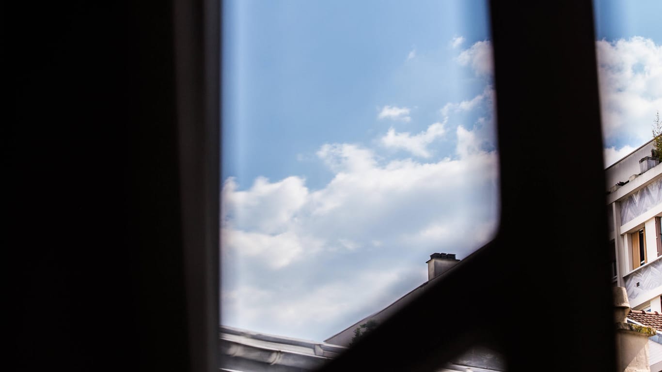 Blick aus einem geöffneten Wohnungsfenster (Symbolbild): Ein 28-Jähriger stürzte in Düsseldorf elf Meter in die Tiefe.