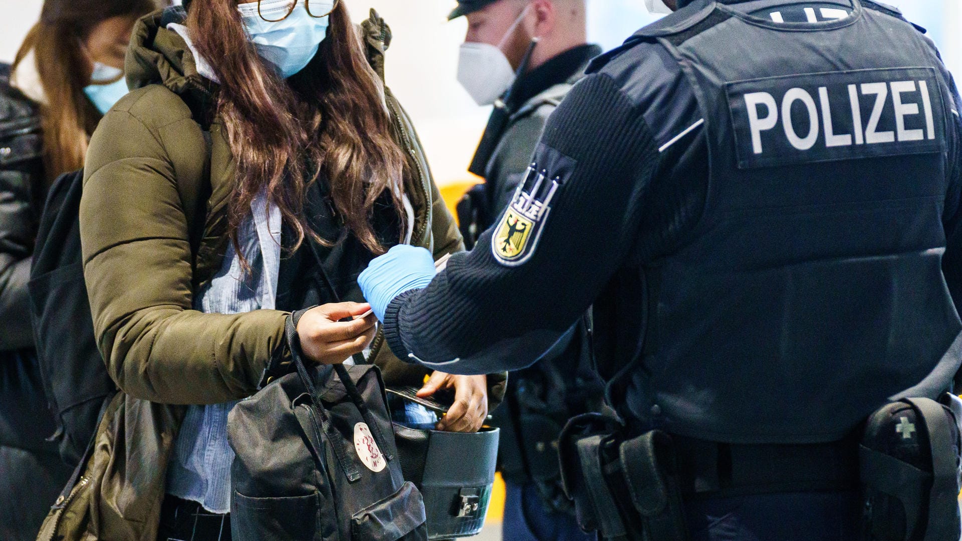 Einreisekontrolle am Flughafen Frankfurt/Main: Seit Samstag gilt ein Beförderungsverbot mit eng gefassten Ausnahmen. Einreisekontrolle am Flughafen Frankfurt/Main: Seit Samstag gilt ein Beförderungsverbot mit eng gefassten Ausnahmen.