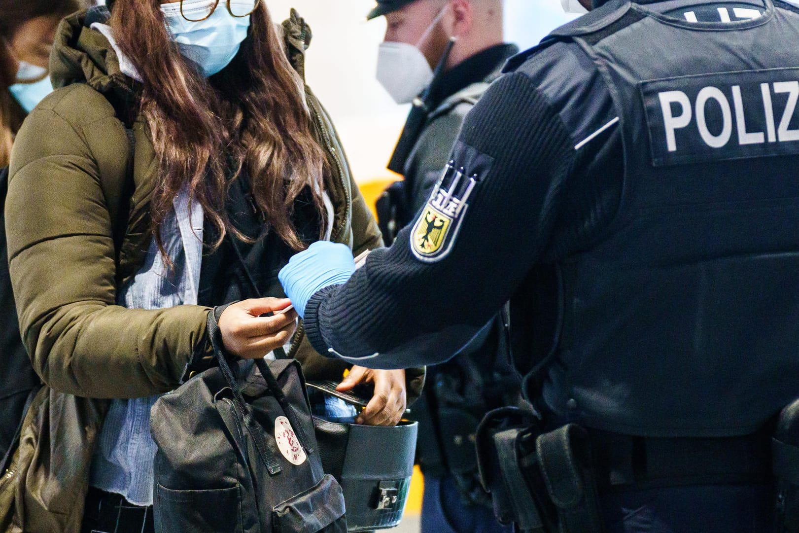 Einreisekontrolle am Flughafen Frankfurt/Main: Seit Samstag gilt ein Beförderungsverbot mit eng gefassten Ausnahmen.