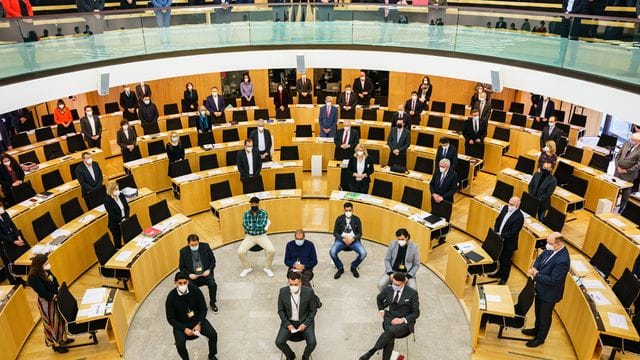 Angehörigen und Überlebende des Hanauer Anschlags sitzen bei der Gedenkveranstaltung im Landtag in Wiesbaden. Angehörigen und Überlebende des Hanauer Anschlags sitzen bei der Gedenkveranstaltung im Landtag in Wiesbaden.