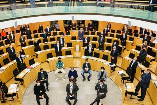 Angehörigen und Überlebende des Hanauer Anschlags sitzen bei der Gedenkveranstaltung im Landtag in Wiesbaden.