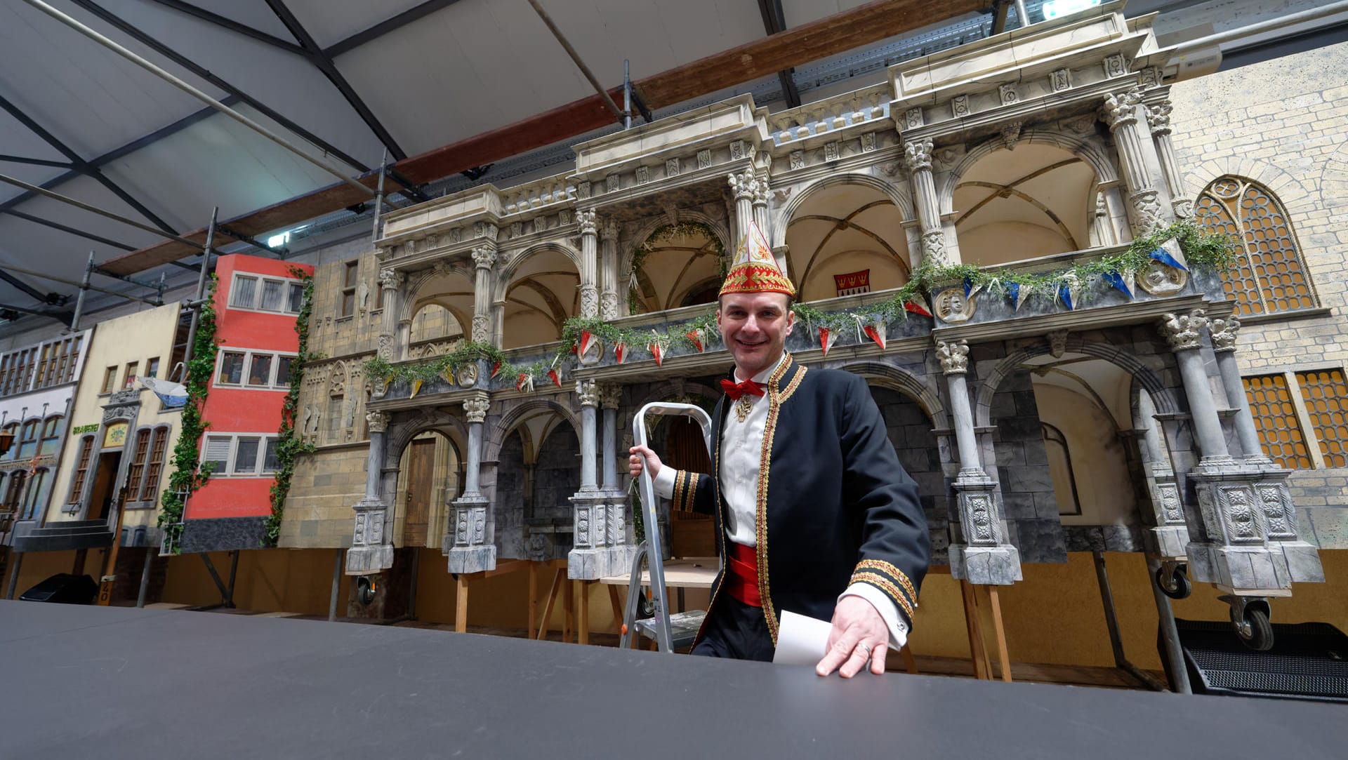 Zugleiter Holger Kirsch steht vor der Kulisse für den Rosenmontagszug 2021: Der Rosenmontagszug findet dieses Jahr wegen der Corona-Pandemie nur als Inszenierung des Kölner Hänneschentheaters statt.